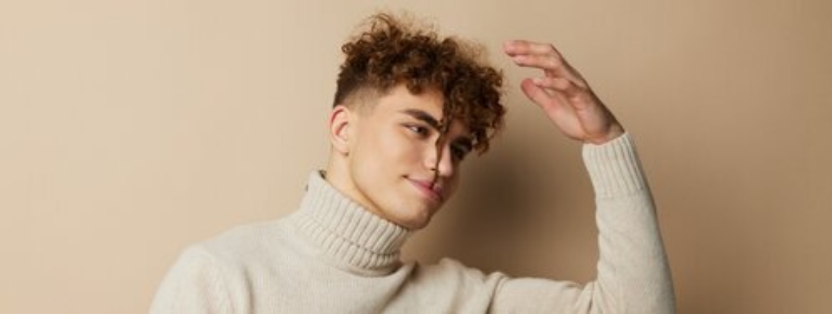 Tunsori par cret barbati: idei de look-uri mereu la moda